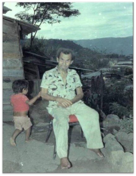 Albeiro Vargas con adultos mayores